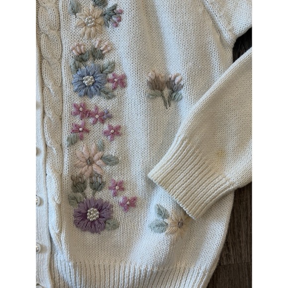 Vtg Huntington Ridge Embroidered Women's White  Cardigan Floral Sweater Medium - Picture 5 of 8